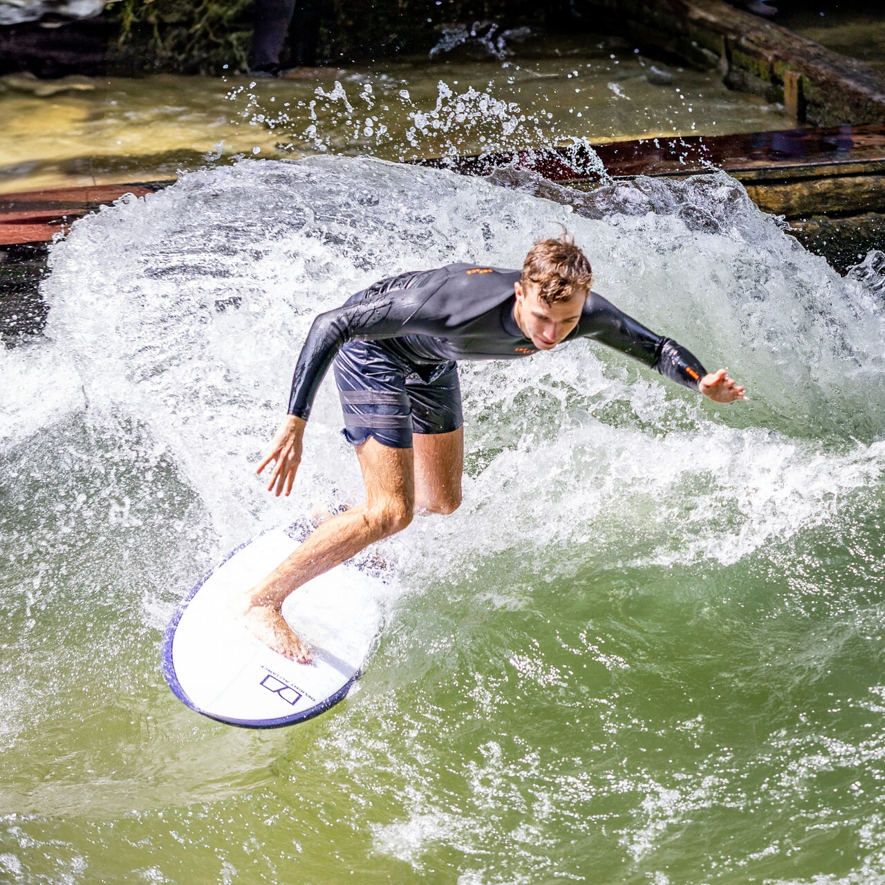 Serfen auf der Eisbachwelle