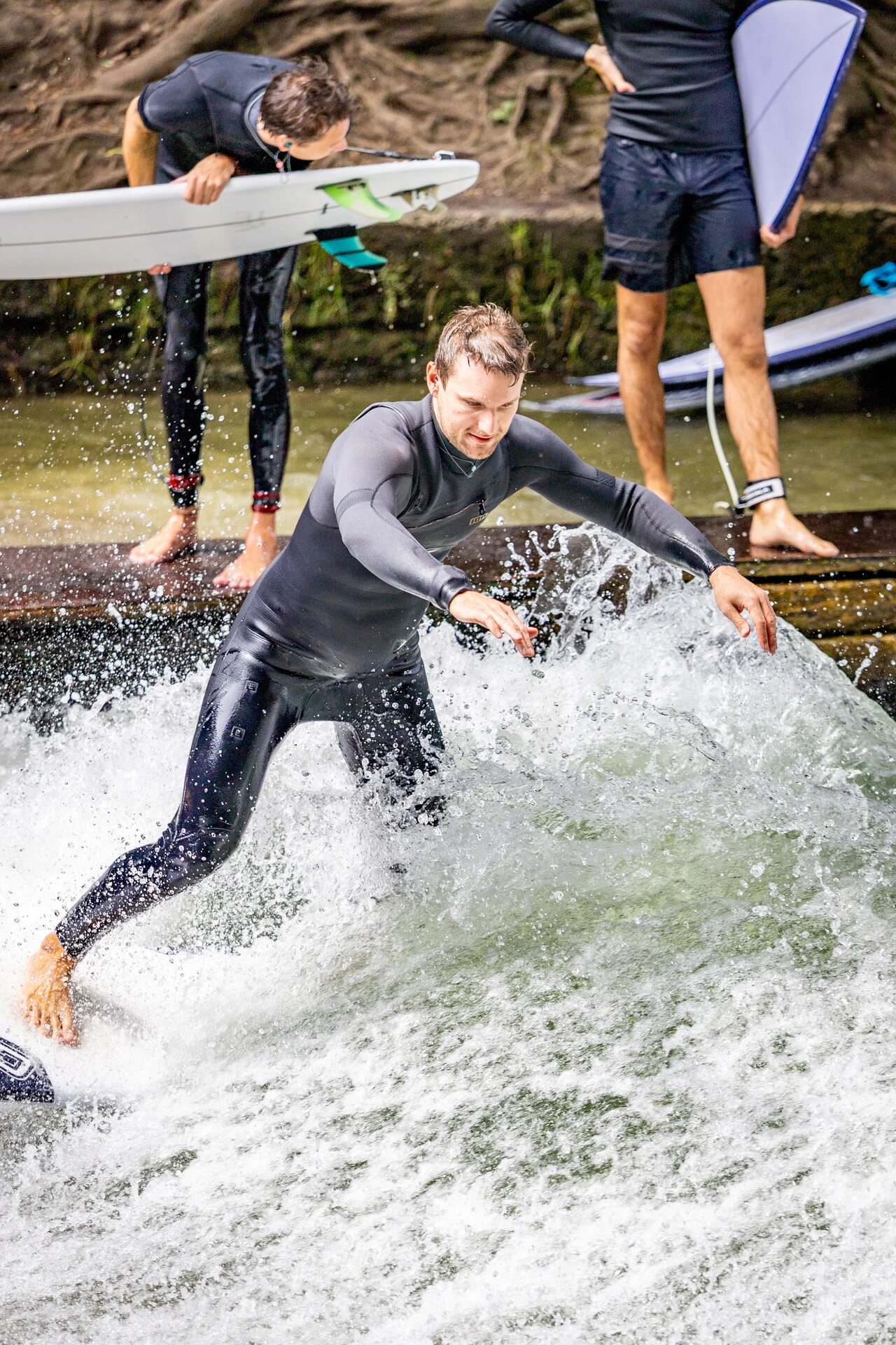 Serfen auf der Eisbachwelle