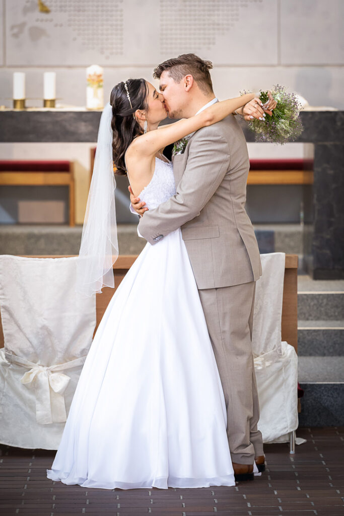 Kuss bei Hochzeit