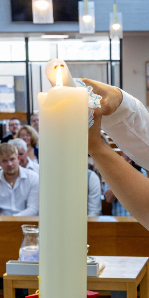 Taufkerze wird angezündet