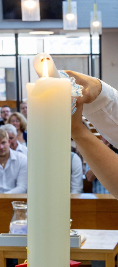 Taufkerze wird angezündet